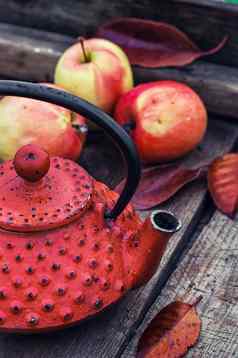 时尚的水壶苹果