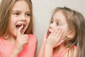 六年女孩显示妹妹<strong>宽松</strong>的婴儿牙