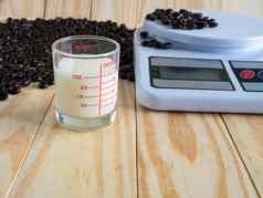 咖啡豆子测量杯新鲜的牛奶数字平衡规模木董事会