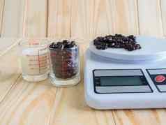 咖啡豆子测量杯新鲜的牛奶数字平衡规模木董事会
