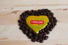 咖啡豆子包围巧克力包装器情人节一天木背景