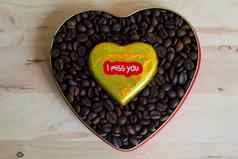 咖啡豆子包围巧克力包装器情人节一天木背景