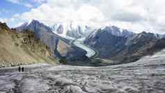 拖拉机冰川更大的高加索地区山范围