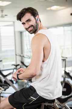 微笑男人。锻炼自行车智能手表