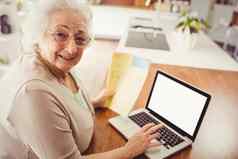 上了年纪的女人打字移动PC