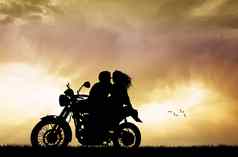 夫妇接吻摩托车