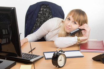 累了办公室员工说谎桌子上会说话的电话看起来框架