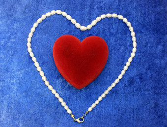 红色的心珍珠neacklace蓝色的天鹅绒