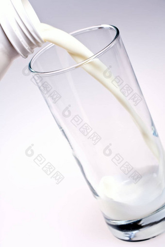 玻璃<strong>牛奶</strong>