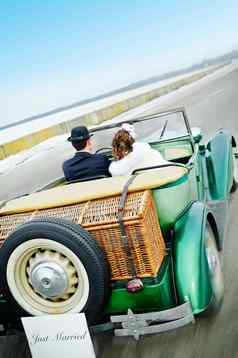 新婚夫妇婚礼车