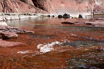 红色的<strong>岩石峡谷</strong>沃特顿湖泊国家公园阿尔伯塔省