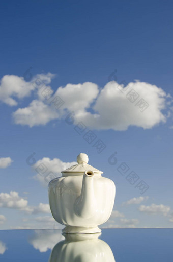 白色茶壶镜子天空