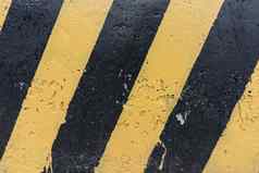 黄色的黑色的混凝土障碍