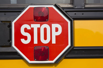 停止标志黄色的学校公共汽车