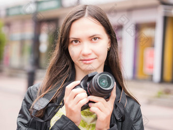 女人数码单反相机相机城市街