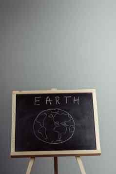 地球写黑板上地球象征背景高