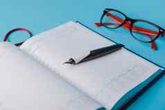 笔记本蓝色的纸开放日记笔记录