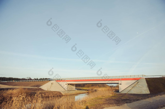 高速公路桥河