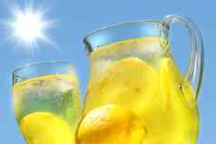 很酷的柠檬水热夏天一天