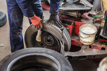 专业汽车机械师<strong>替换</strong>轮胎轮车修复服务