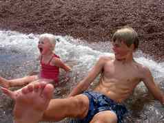 斯堪的那维亚生活方式孩子们有趣的海边