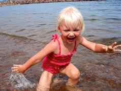 斯堪的那维亚生活方式孩子们有趣的海边