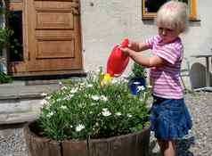 斯堪的那维亚生活方式女孩浇水花