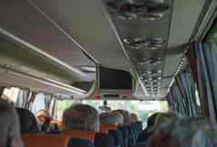 视图内部公共汽车乘客