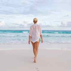 女人夏天假期热带海滩马埃岛塞舌尔