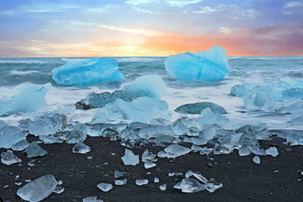 冰岩石黑色的沙子海滩杰古沙龙冰隆冰岛维语