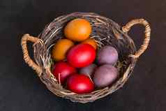 柳条篮子色彩斑斓的复活节鸡蛋木表格