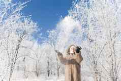 女孩扔雪