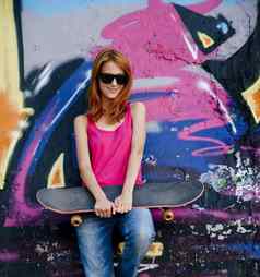 风格女孩滑板涂鸦墙