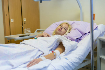 <strong>卧床</strong>不起女病人恢复手术医院护理