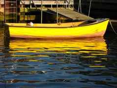 黄色的划船船