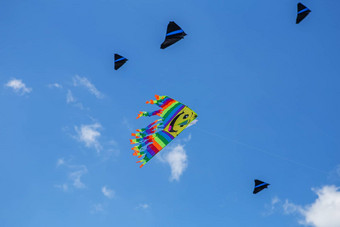 风筝飞行蓝色的天空风筝形状