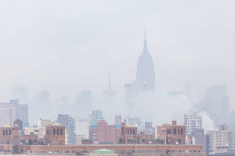 有雾的纽约城市曼哈顿天际线帝国状态建筑