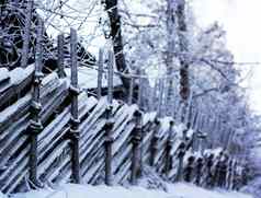 木栅栏覆盖雪