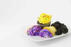 黑莓紫色的黄色的磨砂纸杯蛋糕