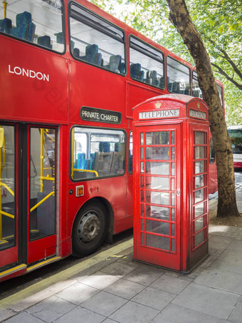 红色的公共汽车典型的电话盒子伦敦