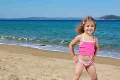 美女孩摆姿势海滩