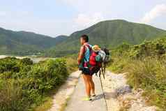 亚洲男人。徒步旅行夏天时间