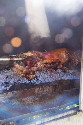 传统的巴尔干半岛菜小猪烤开放火