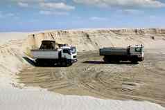 推土机加载卡车沙子