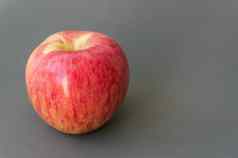 新鲜的红色的苹果灰色背景水果健康护理概念