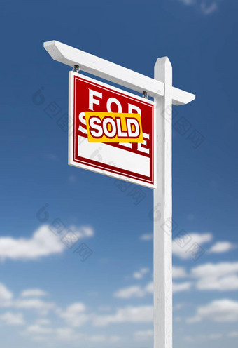 左面对出售出售真正的房地产标志蓝色的天空