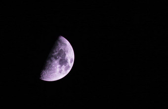 一半紫色的月亮