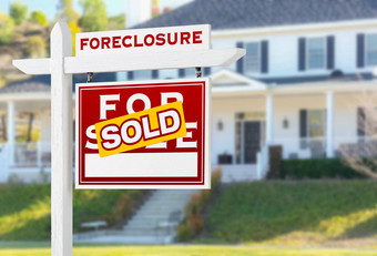 面对丧失抵押品赎回权出售出售真正的房地产标志前面