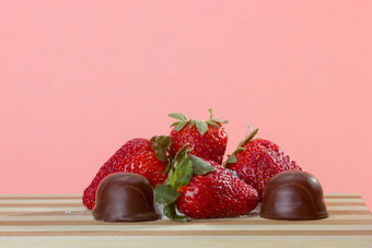 新鲜的草莓小巧克力