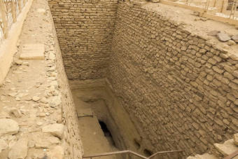 地下入口金字塔古老的建筑